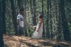 Photographe professionnel de grossesse de jeunes couples en pleine nature 